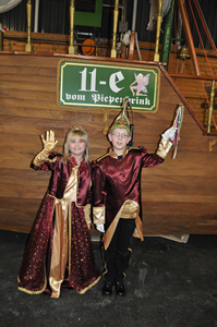 Die Elfe vom Piepenbrink Das Kinderprinzenpaar vor dem Elferratswagen
