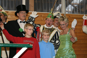 Prinz Dominik mit dem Geschenk des Kinderprinzenpaares Das Kinderprinzenpaar gratuliert Prinz Dominik