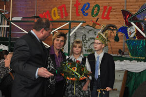 Der Präsident Markus gratuliert der 'Prinzmum' und wir sind ganz vorn dabei Florian und Nina mit der Mutter des Prinzen und dem Präsidenten Markus