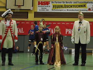 Das Kinderprinzenpaar beim Handballspiel